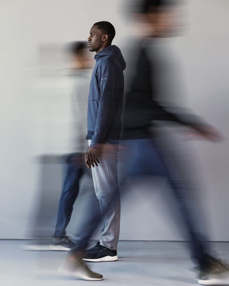En person står stille mens arbeidet passerer i bevegelse rundt.